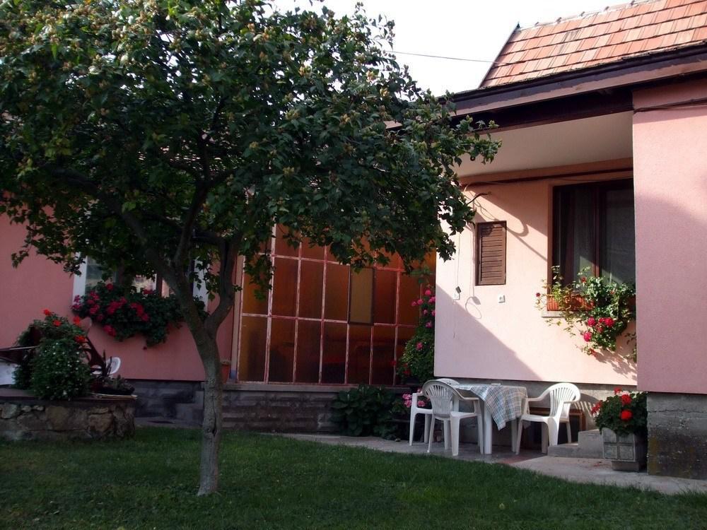 Lugas Szallas Jaszbereny Exterior photo