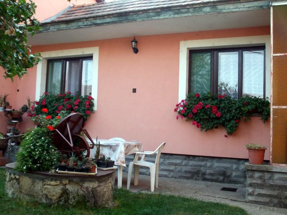 Lugas Szallas Jaszbereny Exterior photo